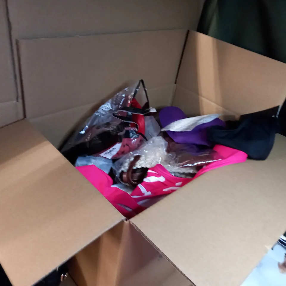 LOT OF APPROX. 15 ASSORTED CLOTHING ACCESSORIES  IN VARYING SIZES/COLOURS/STYLES TO INCLUDE: SOCKS,BAGS, THERMAL SHIRT