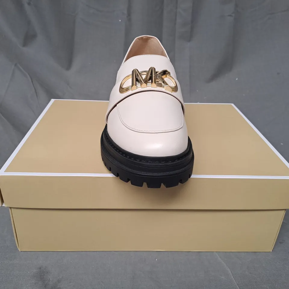 BOXED PAIR OF MICHAEL KORS PARKER LUG LOAFERS IN CREAM US SIZE 8M