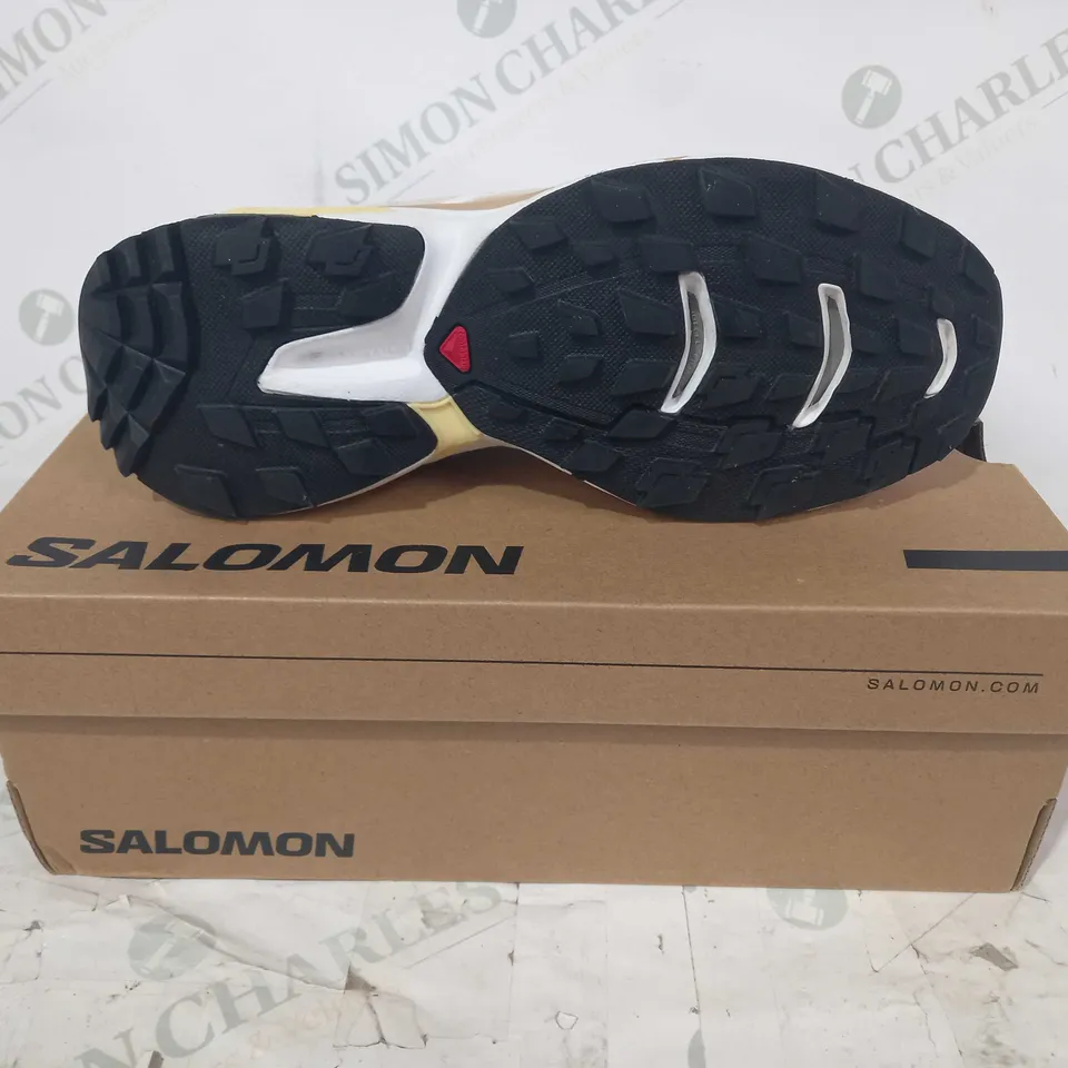 BOXED PAIR OF SALOMON XT-WINGS 2 SHOES IN WHITE/HAZELNUT/TURTLEDOVE COLOUR UK SIZE 5.5