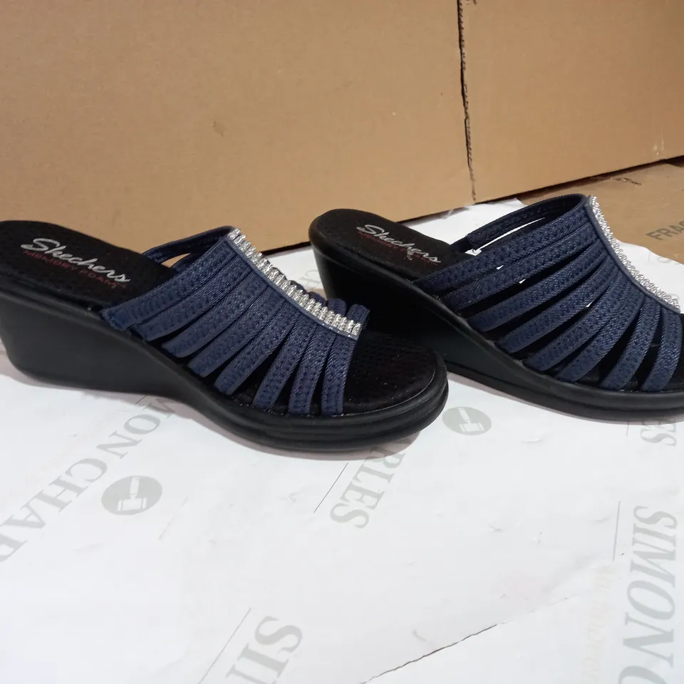 SKETCHERTS WITH MEMORY FOAM BLACK/BLUE SANDALS SIZE 6