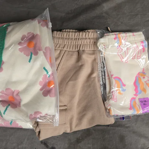BOX OF APPROXIMATELY 20 ASSORTED KID'S CLOTHING AND FASHION ITEMS IN VARIOUS STYLES, SIZES, AND COLOURS, ETC - COLLECTION ONLY