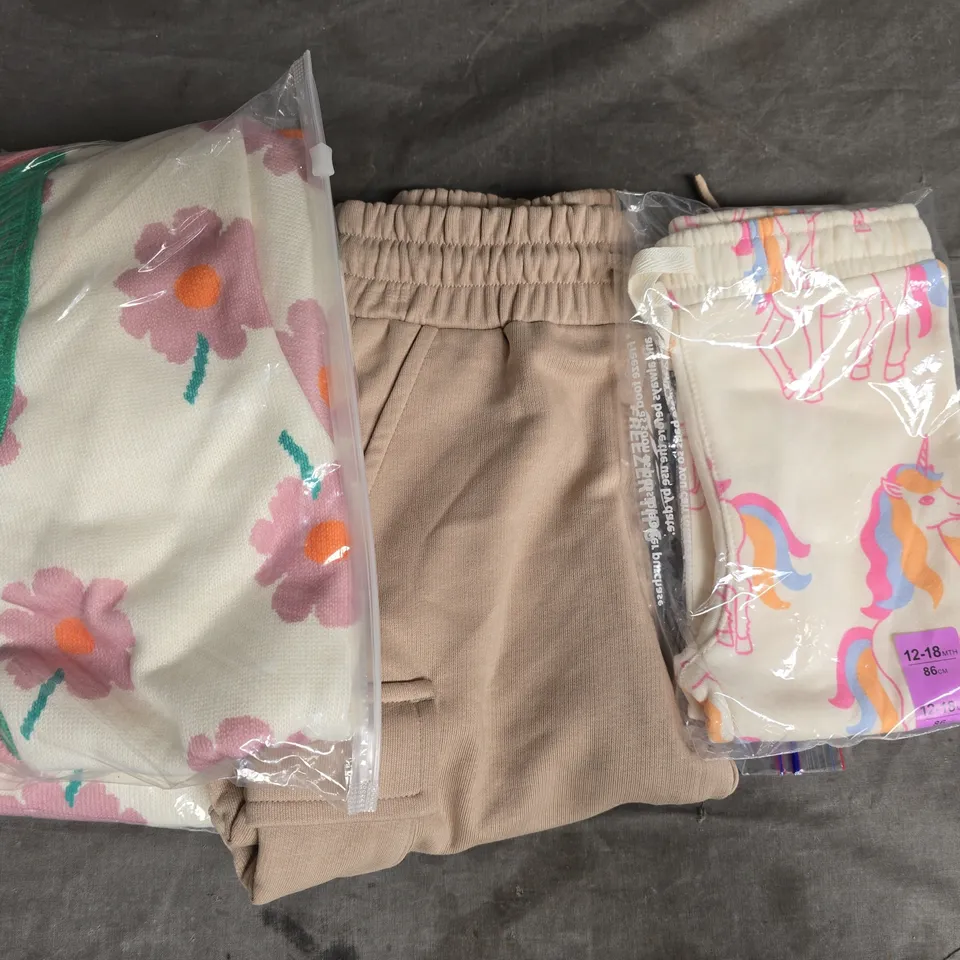 BOX OF APPROXIMATELY 20 ASSORTED KID'S CLOTHING AND FASHION ITEMS IN VARIOUS STYLES, SIZES, AND COLOURS, ETC - COLLECTION ONLY