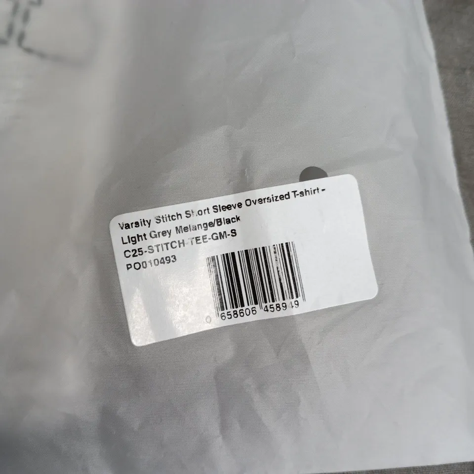 BAGGED ADANOLA VARSITY STITCH SHORT SLEEVE OVERSIZED T-SHIRT – LIGHT GREY MELANGE/BLACK, SIZE S