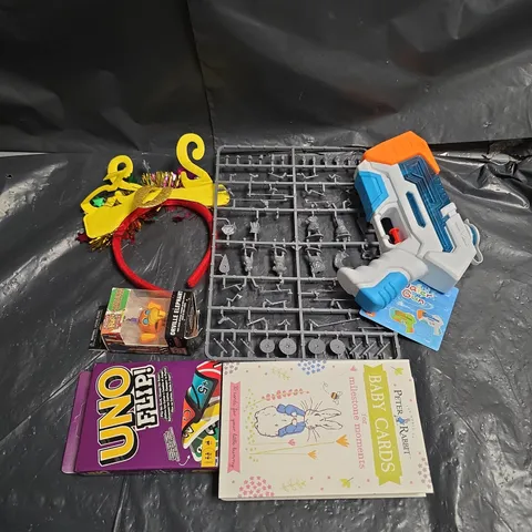 APPROXIMATELY 10 ASSORTED TOYS & GAMES PRODUCTS TO INCLUDE UNO CARD GAME , WATER GUNS , ETC 