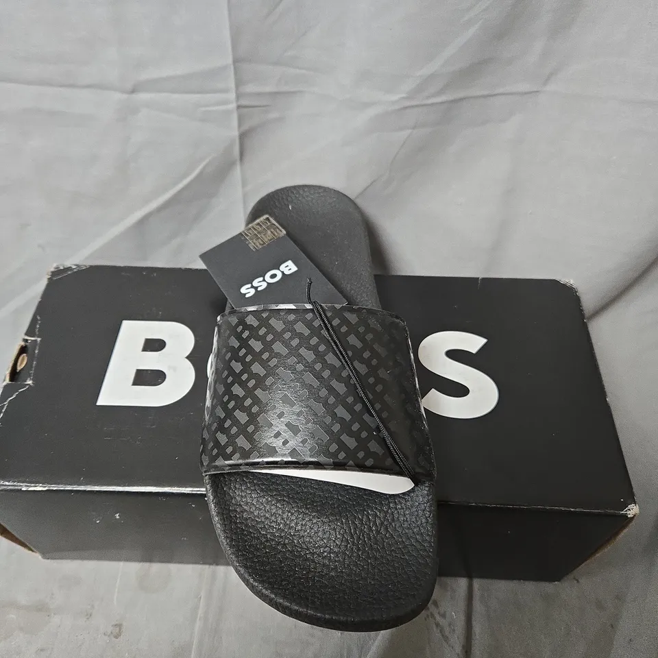 HUGO BOSS MEN'S BLACK SLIDE SANDALS – UK 6 (EU 40)