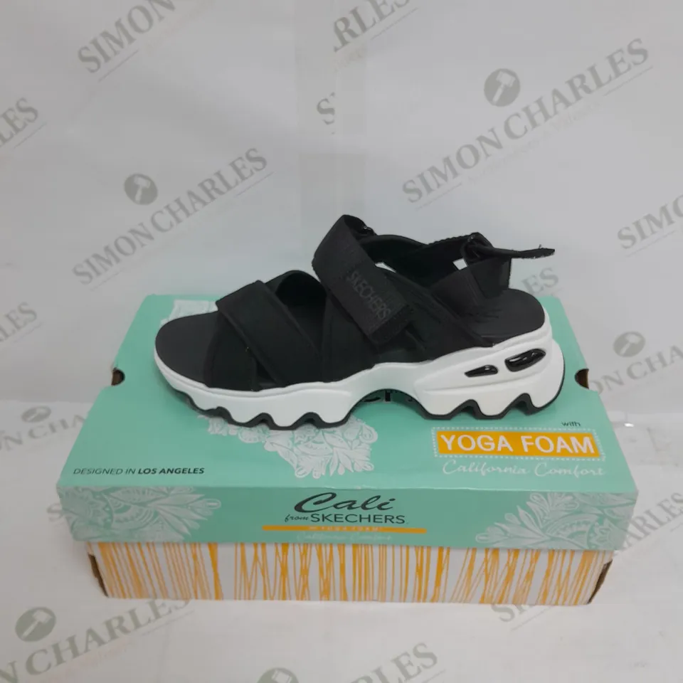 BOXED PAIR OF SKECHERS BIG LUG SANDALS IN BLACK SIZE 4