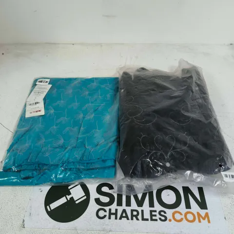 APPROXIMATELY 30 ASSORTED WOMENS CLOTHING ITEMS IN VARIOUS SIZES & STYLES