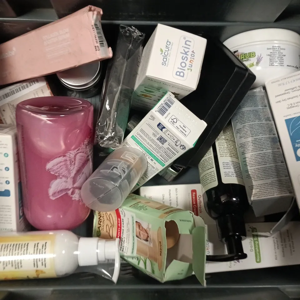APPROXIMATELY 15 ASSORTED HEALTH & BEAUTY PRODUCTS TO INCLUDE MANICURE SET , WELLA AND SALCURA