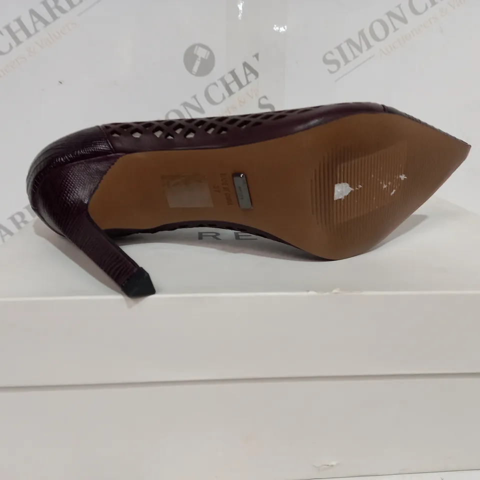 BOXED PAIR OF REISS CLOVER LIZARD SLIP-ON HEELS IN POMEGRANATE SIZE 4