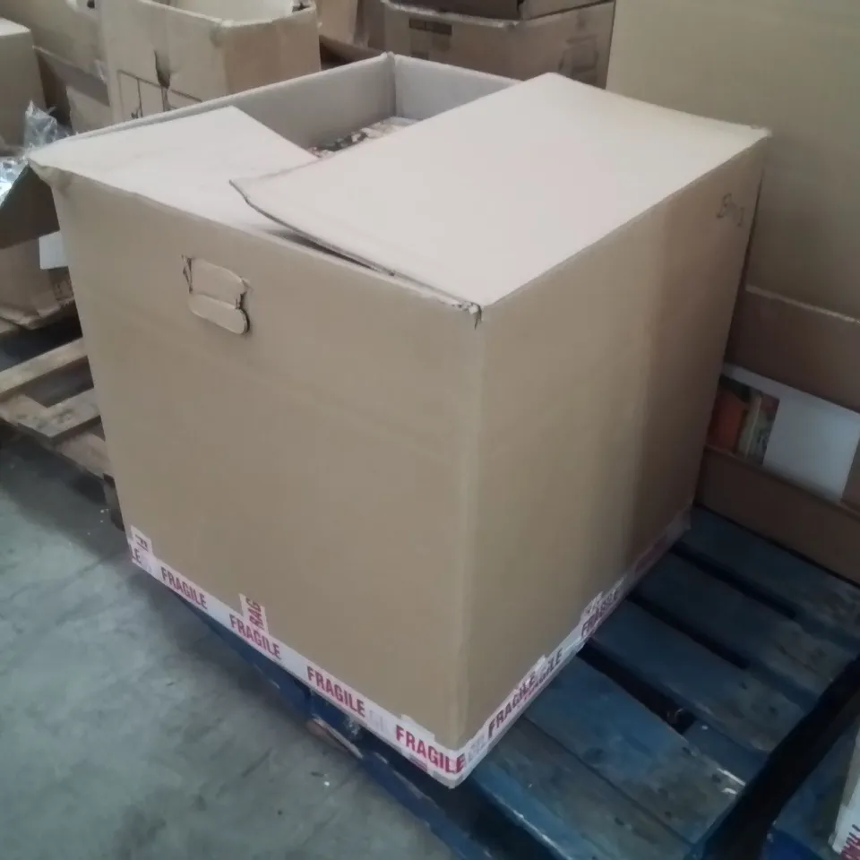 BOX CONTAINING APPROXIMATELY 32 BRAND NEW SOLAR FAIRY WATERING CAN HOUSES AND CACTUS FAIRY HOUSES 