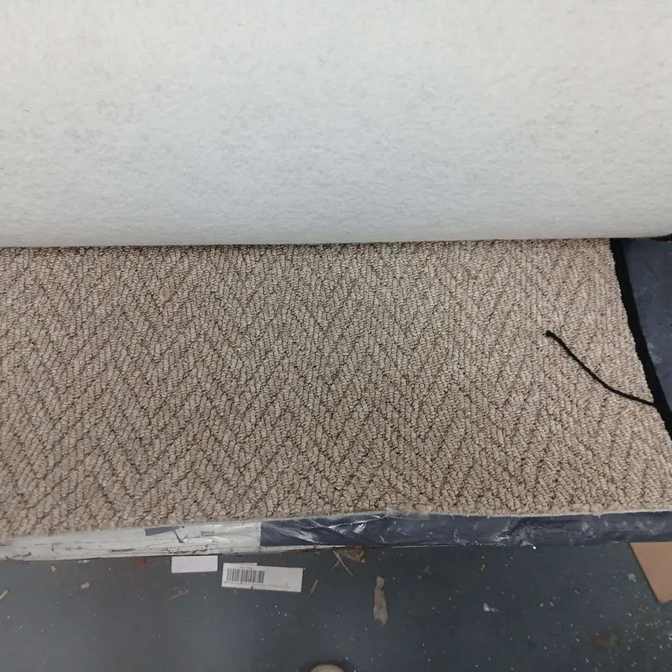 BEIGE CARPET RUNNER SIZE UNSPECIFIED