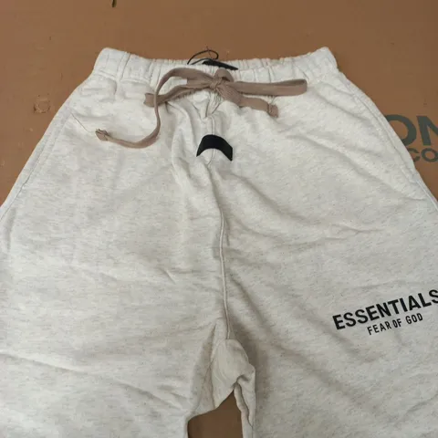 FEAR OF GOD ESSENTIALS SHORTS – LIGHT GREY, SIZE M