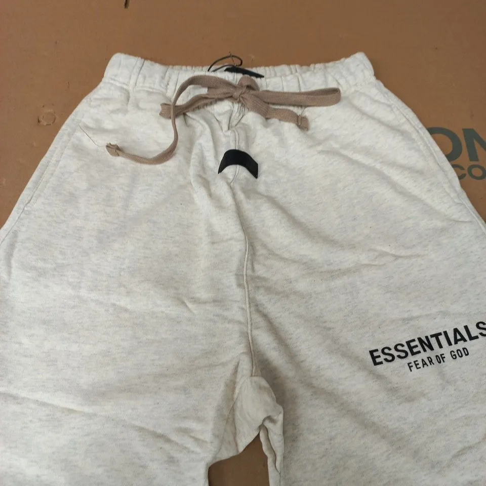FEAR OF GOD ESSENTIALS SHORTS – LIGHT GREY, SIZE M