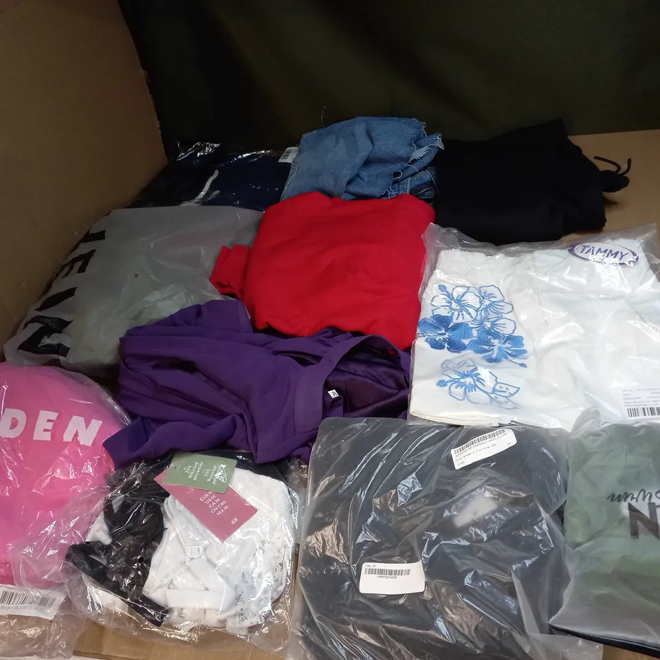 LOT OF A SIGNIFICANT QUANTITY OF ASSORTED CLOTHING AND ACCESSORIES TO INCLUDE; T-SHIRTS, JUMPERS ETC