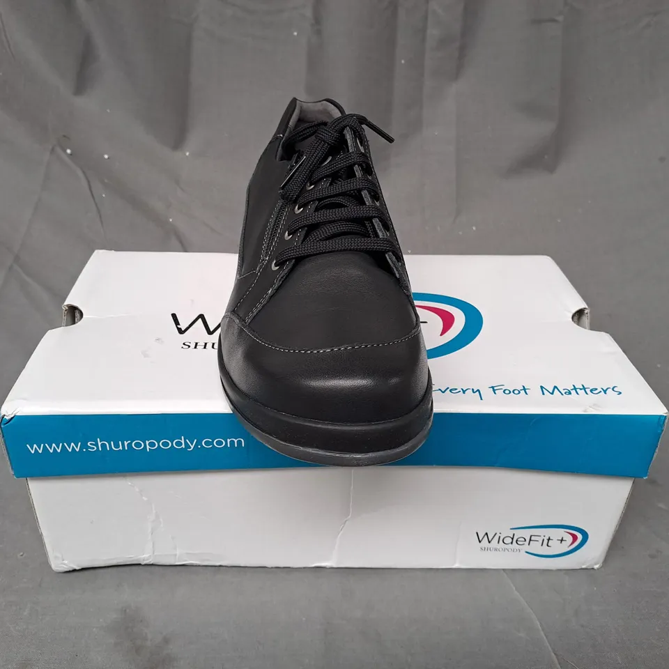 BOXED PAIR OF WIDEFIT + SHUROPODY SHOES IN BLACK UK SIZE 7