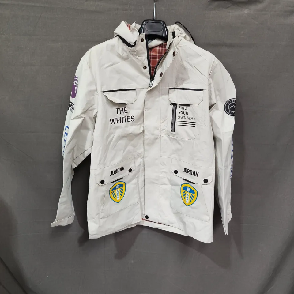 LEEDS UNITED WHITE WINDBREAKER JACKET – UK SIZE L (L)