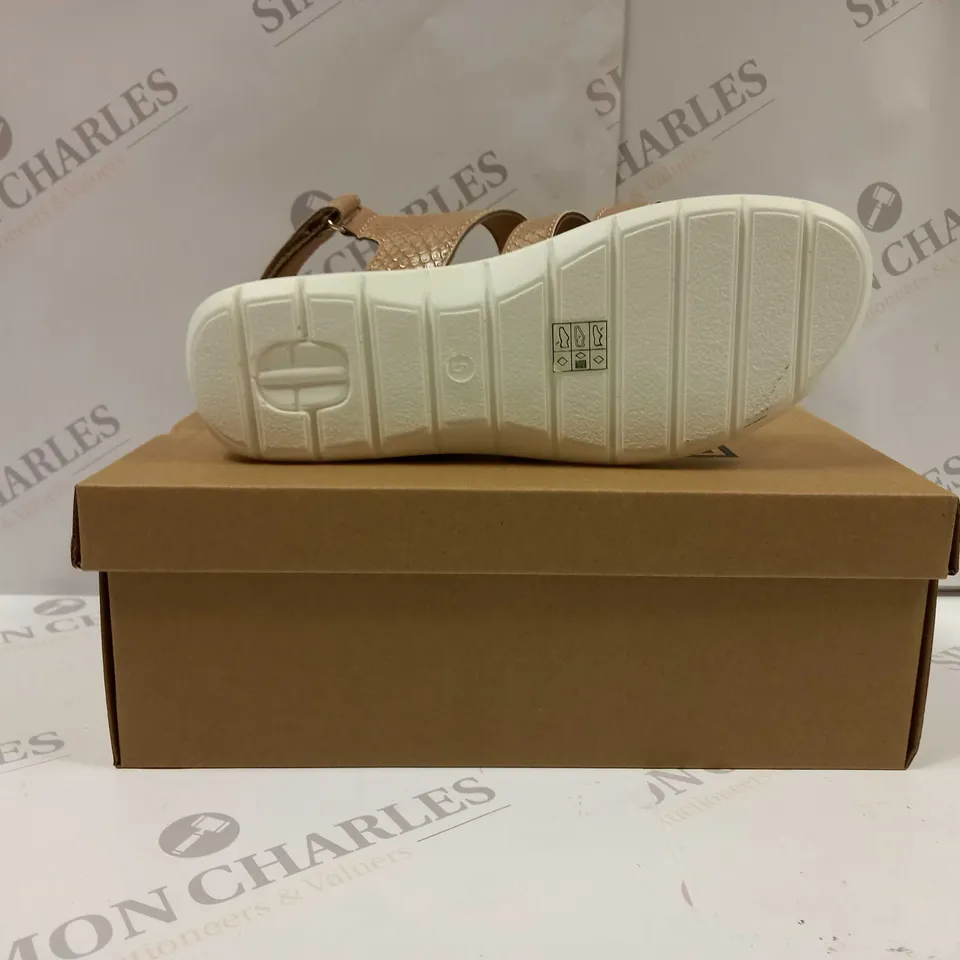 BOXED PAIR OF CUSHION WALK ONE TOUCH CLOSE SANDALS IN TAN - SIZE 5