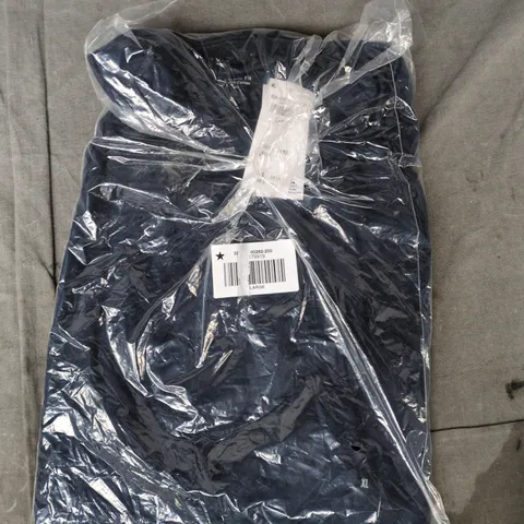BAGGED HOLLISTER CLASSIC FIT T-SHIRT IN NAVY SIZE XL