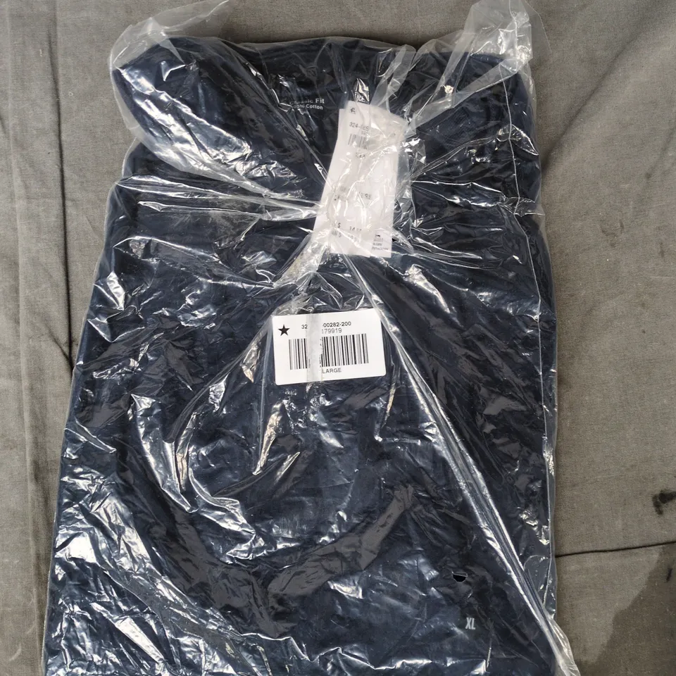 BAGGED HOLLISTER CLASSIC FIT T-SHIRT IN NAVY SIZE XL