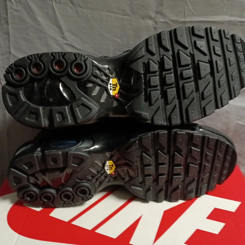 NIKE AIR MAX PLUS UTILITY TRAINERS – BLACK/METALLIC SILVER, UK 6.5 (MEN)