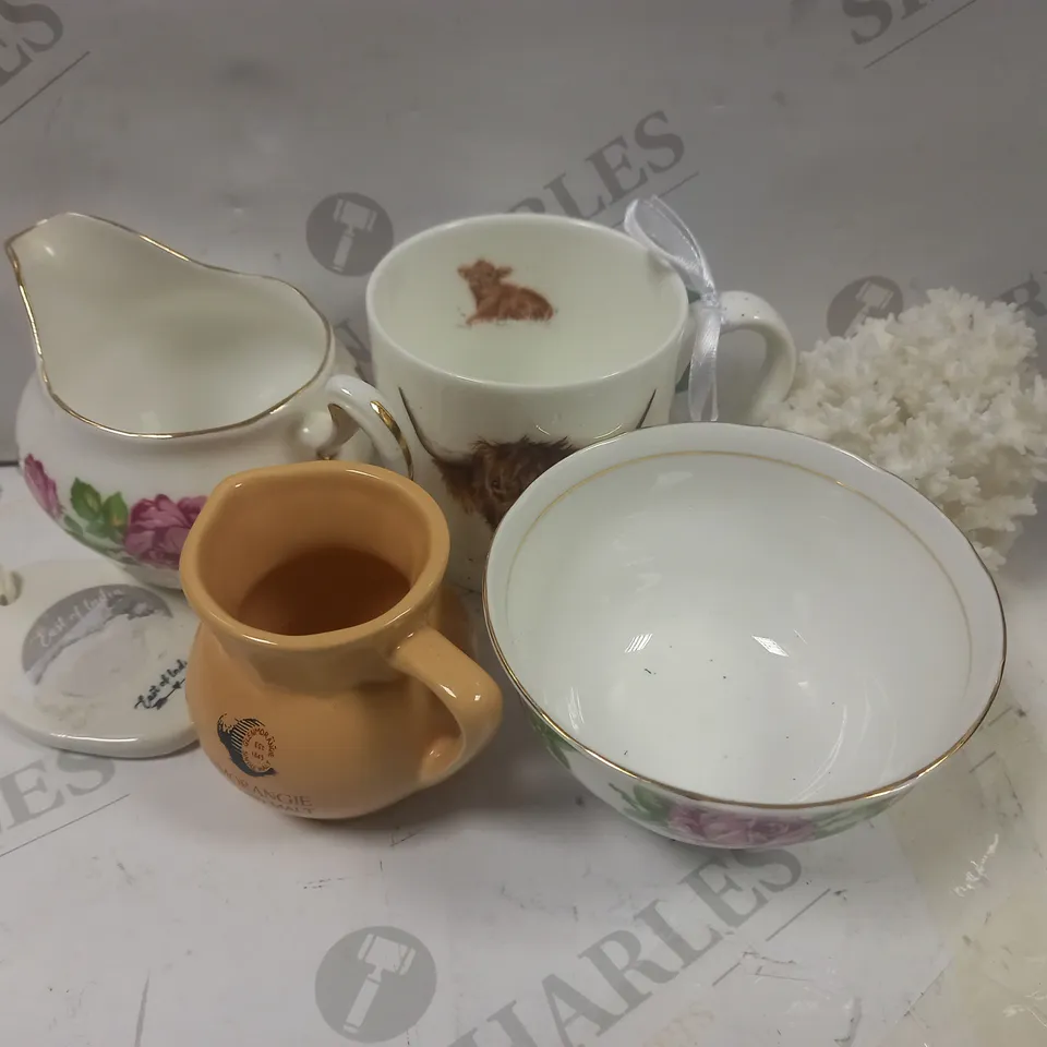 LOT OF APPROXIMATELY 5 ASSORTED HOUSEHOLD ITEMS TO INCLUDE ROYAL VALE SUGAR BOWL, THE GLENMORANGIE MILK JUG, DESIGNER CORAL ORNAMENT, ETC