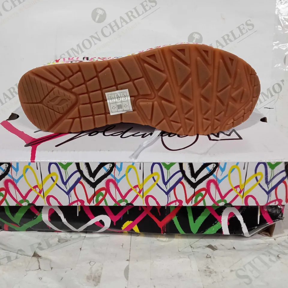 BOXED PAIR OF SKECHERS TRAINERS IN WHITE/MULTICOLOUR SIZE UNSPECIFIED