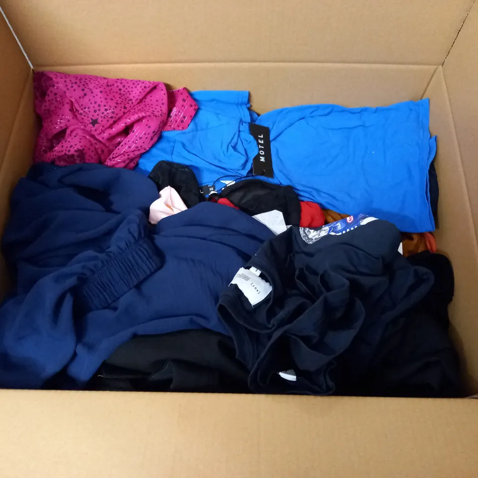 LARGE QUANTITY OF ASSORTED CLOTHING ITEMS TO INCLUDE MOTEL, H&M AND PRETTYLITTLETHING