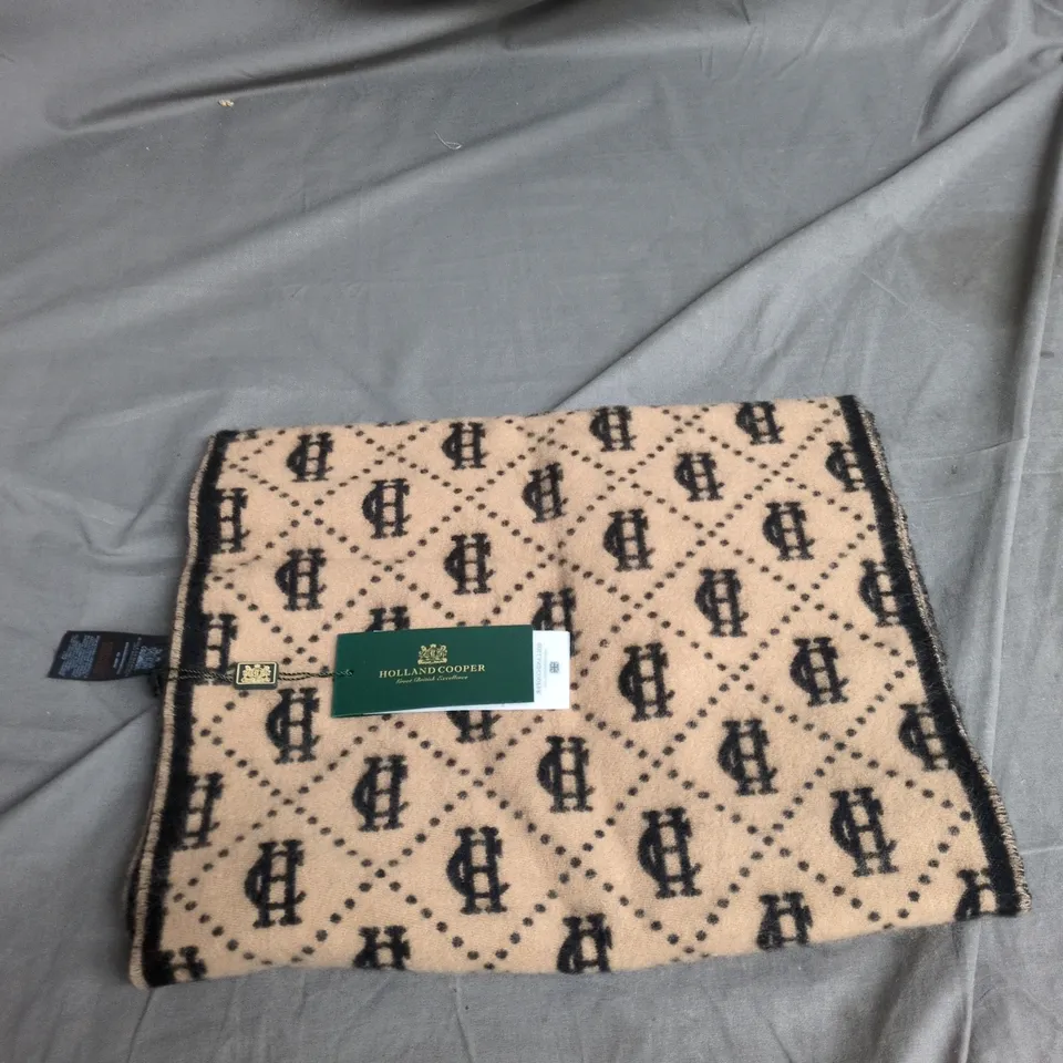 HOLLAND COOPER LIGHTWEIGHT MONOGRAM SCARF – TAN/ NAVY – ONE SIZE