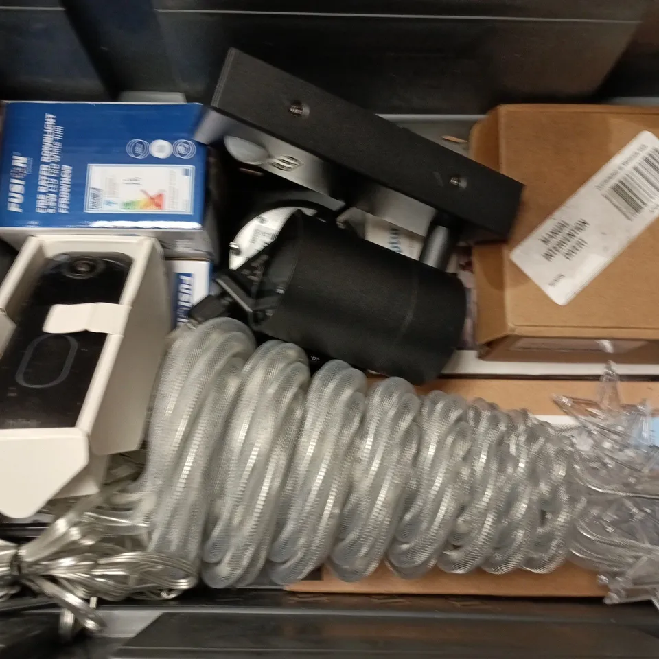 APPROXIMATELY 10 ASSORTED ELECTRICAL ITEMS TO INCLUDE BLINK DOORBELL, FIRE RATED DOWNLIGHT, HID OMNIKEY, ETC