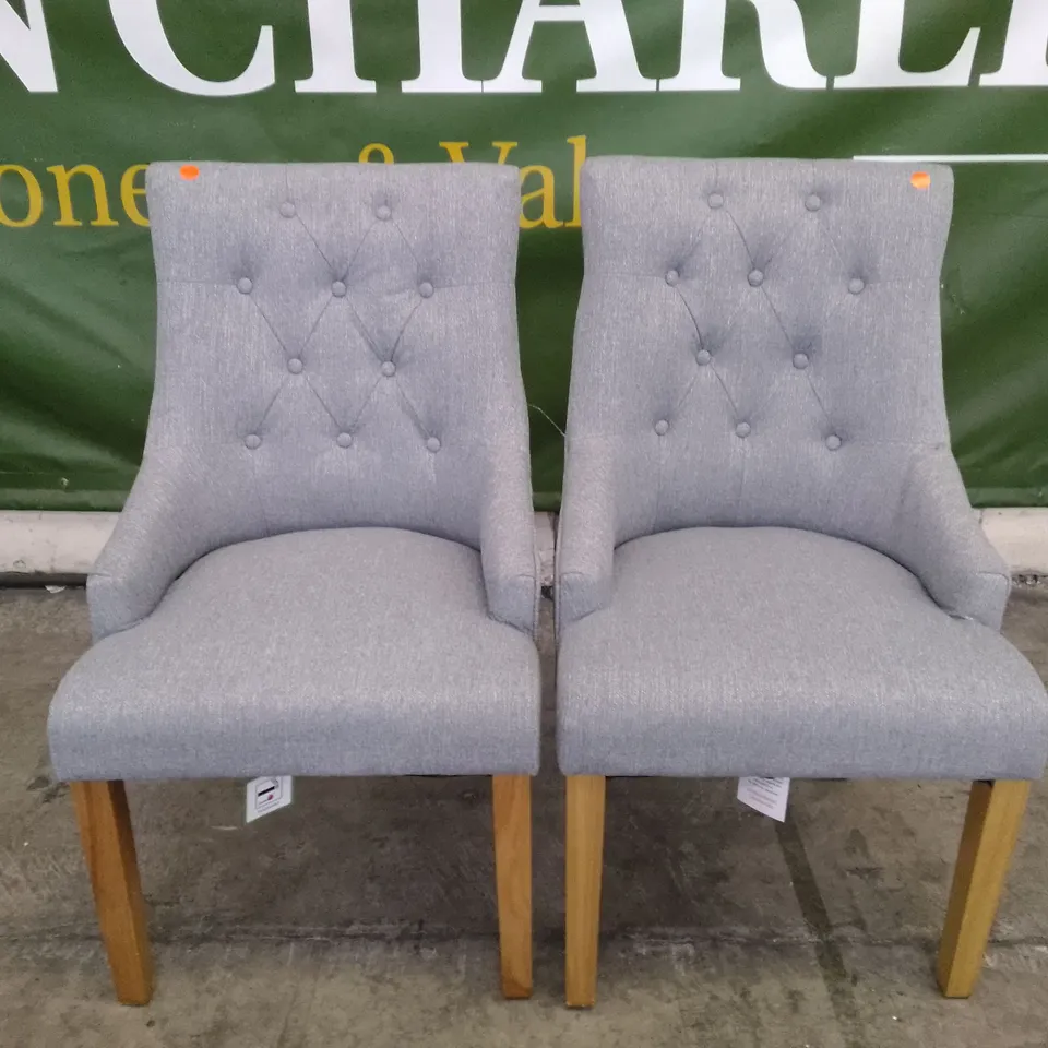 SET OF 2 NEW DUKE LIGHT GREY FABRIC BUTTON BACK DINING CHAIRS (OAK LEG)