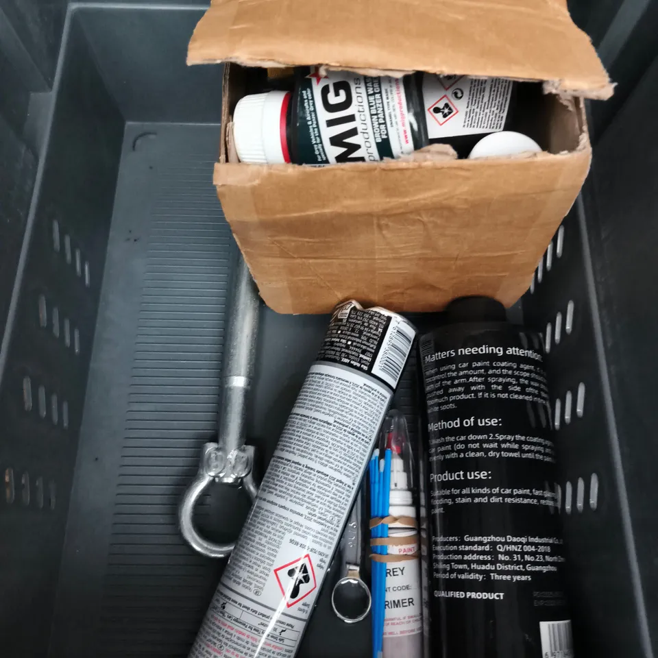 APPROXIMATELY 10 ASSORTED VEHICLE PARTS AND ACCESSORIES TO INCLUDE SCREEN WASH, SPRAY SEALANT, GLASS EMULSION ETC - COLLECTION ONLY