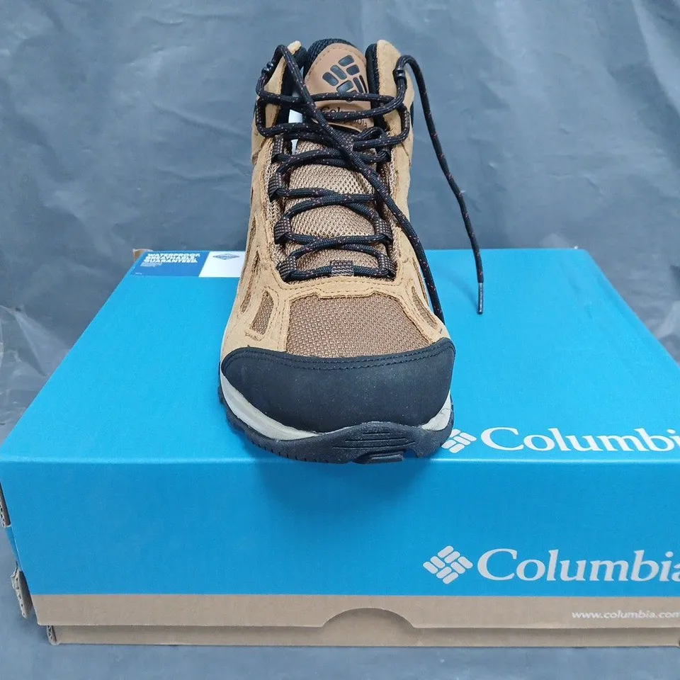 BOXED PAIR OF COLUMBIA REDMOND III MID WATERPROOF SHOES IN TAN SIZE UK 11