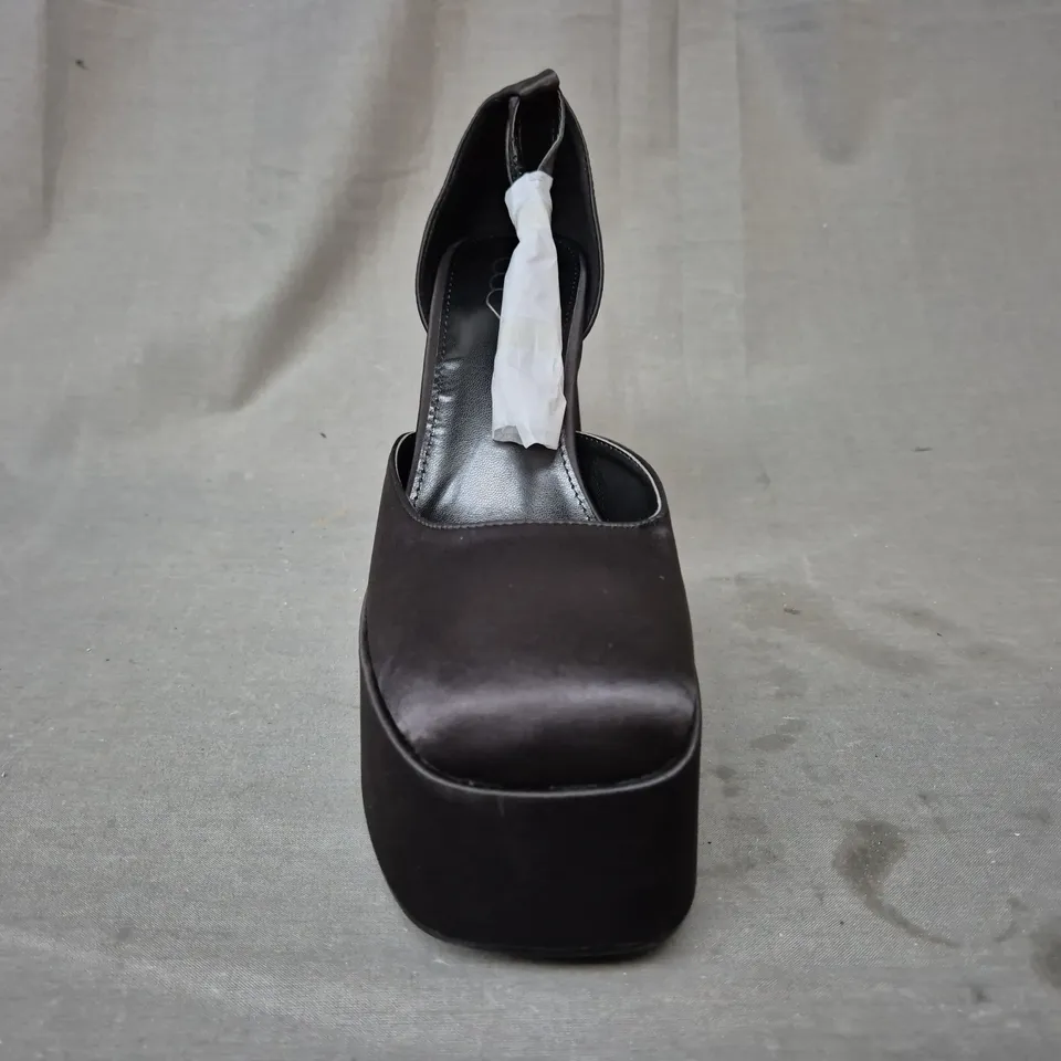BOXED PAIR OF KOI CLOSED TOE PLATFORM BLOCK HEEL SHOES IN BLACK SIZE 7