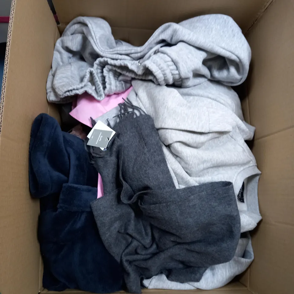 BOX OF APPROX. 40 ASSORTED CHILDRENS CLOTHING VARYING IN SIZE/COLOUR/STYLE TO INCLUDE:  TOPS, JEANS, JUMPERS