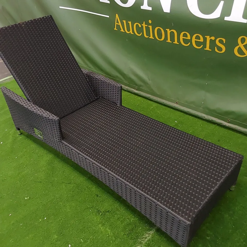 DESIGNER MANUAL ADJUSTABLE SUNLOUNGER IN BLACK RATTAN 