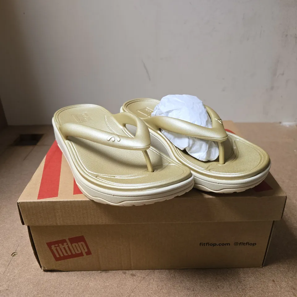 FITFLOP RELIEF METALLIC RECOVERY TOE POST SANDALS GOLD UK 4 BOXED