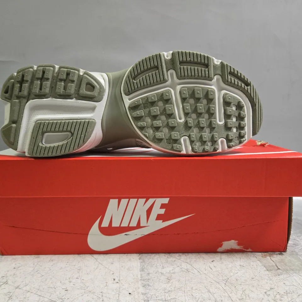 BOXED PAIR OF NIKE V2K RUN TRAINERS IN LIGHT GREY/SILVER SIZE UK 7