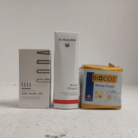 APPROXIMATELY 12 ASSORTED COSMETIC ITEMS INCLUDING VARIOUS MAKES AND BRANDS - COLLECTION ONLY