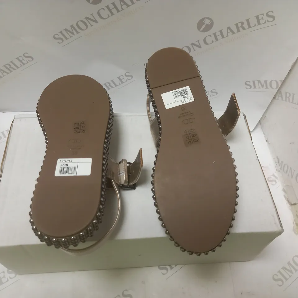 DUNE LYSS SANDELS - SIZE 5