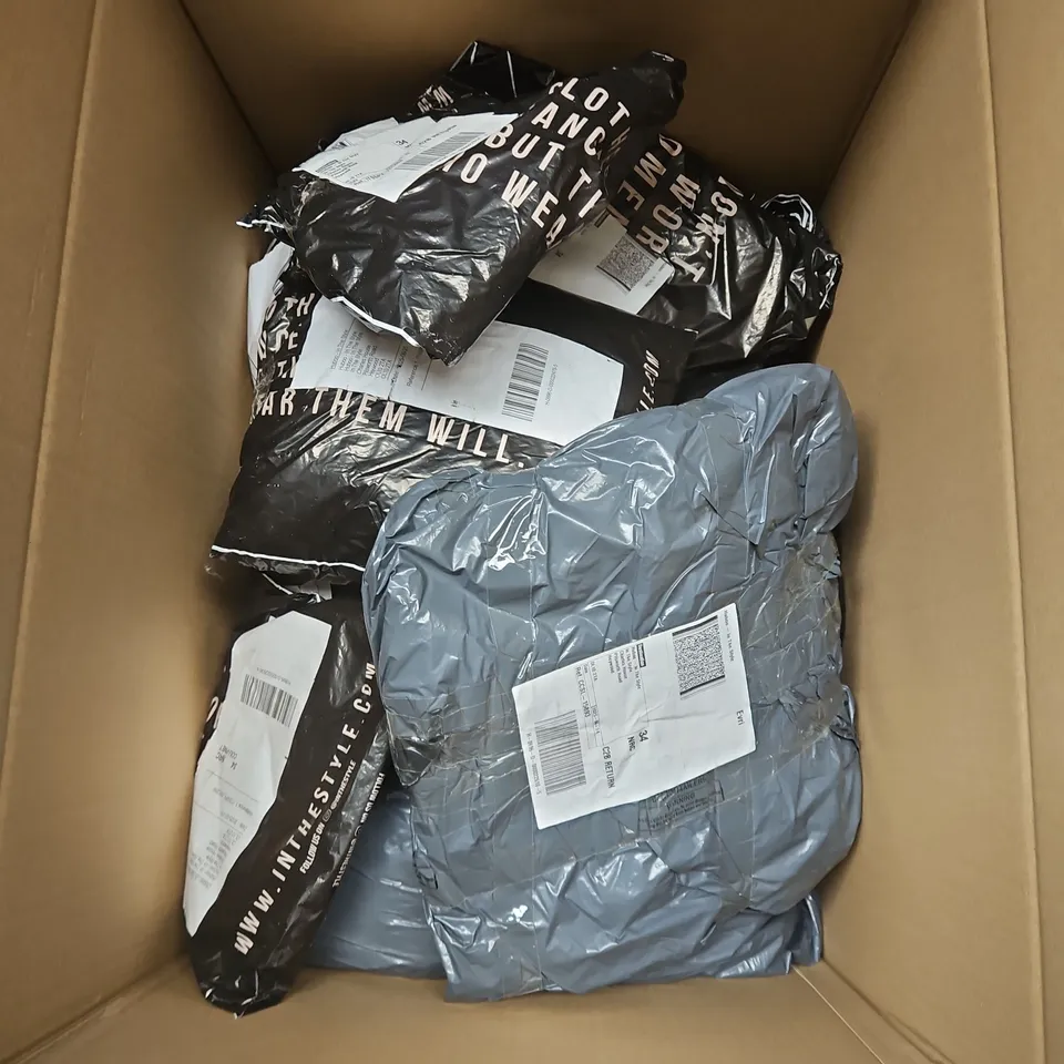 APPROXIMATELY 20 ASSORTED CLOTHING ITEMS IN VARIOUS STYLES AND SIZES 
