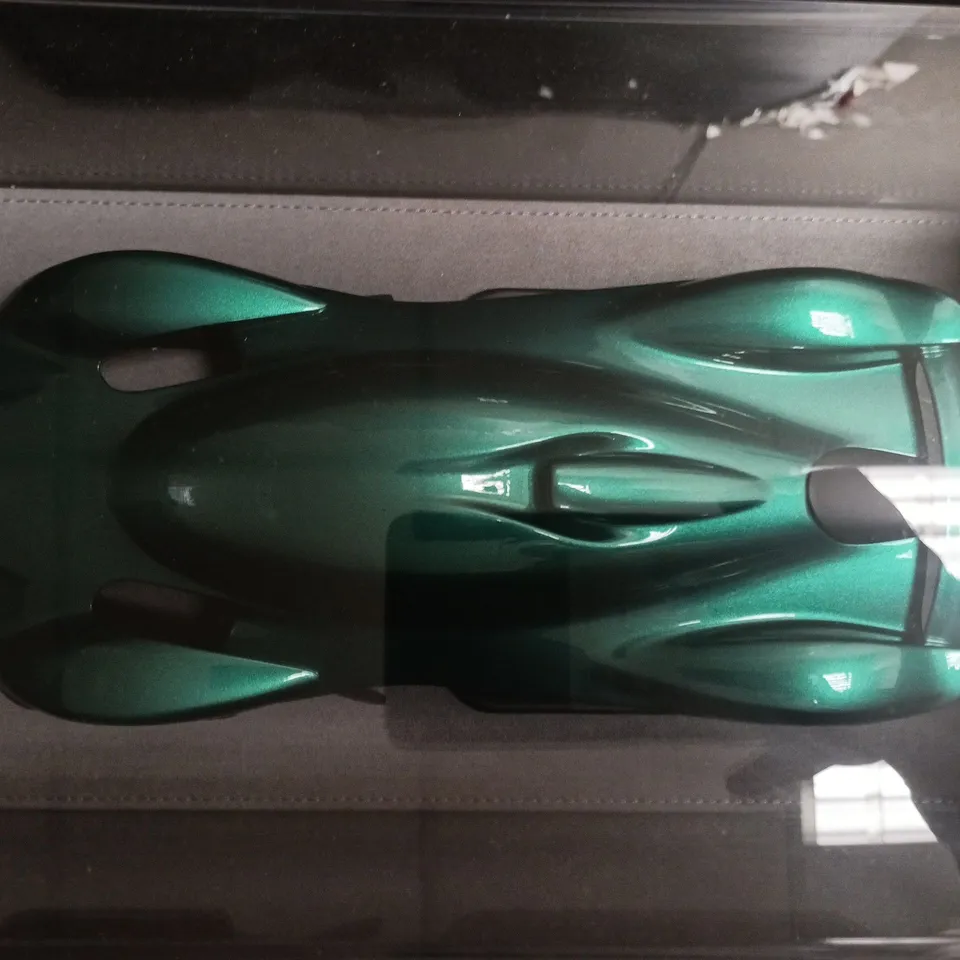 ASTON MARTIN VALKYRIE SCALE-MODEL CAR