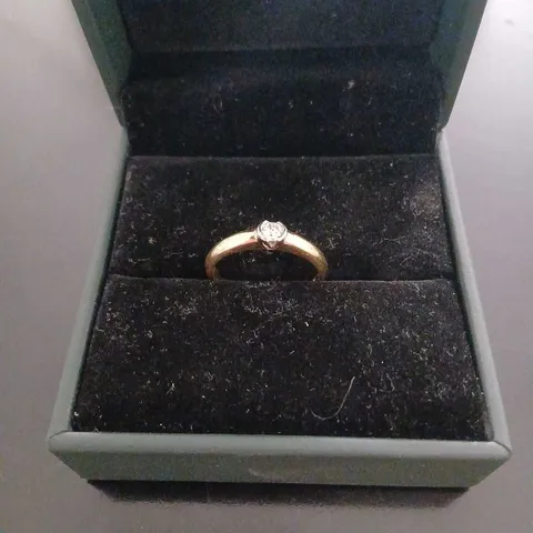 18CT GOLD SOLITAIRE RING SEMI-RUBOVER SET WITH A NATURAL DIAMOND