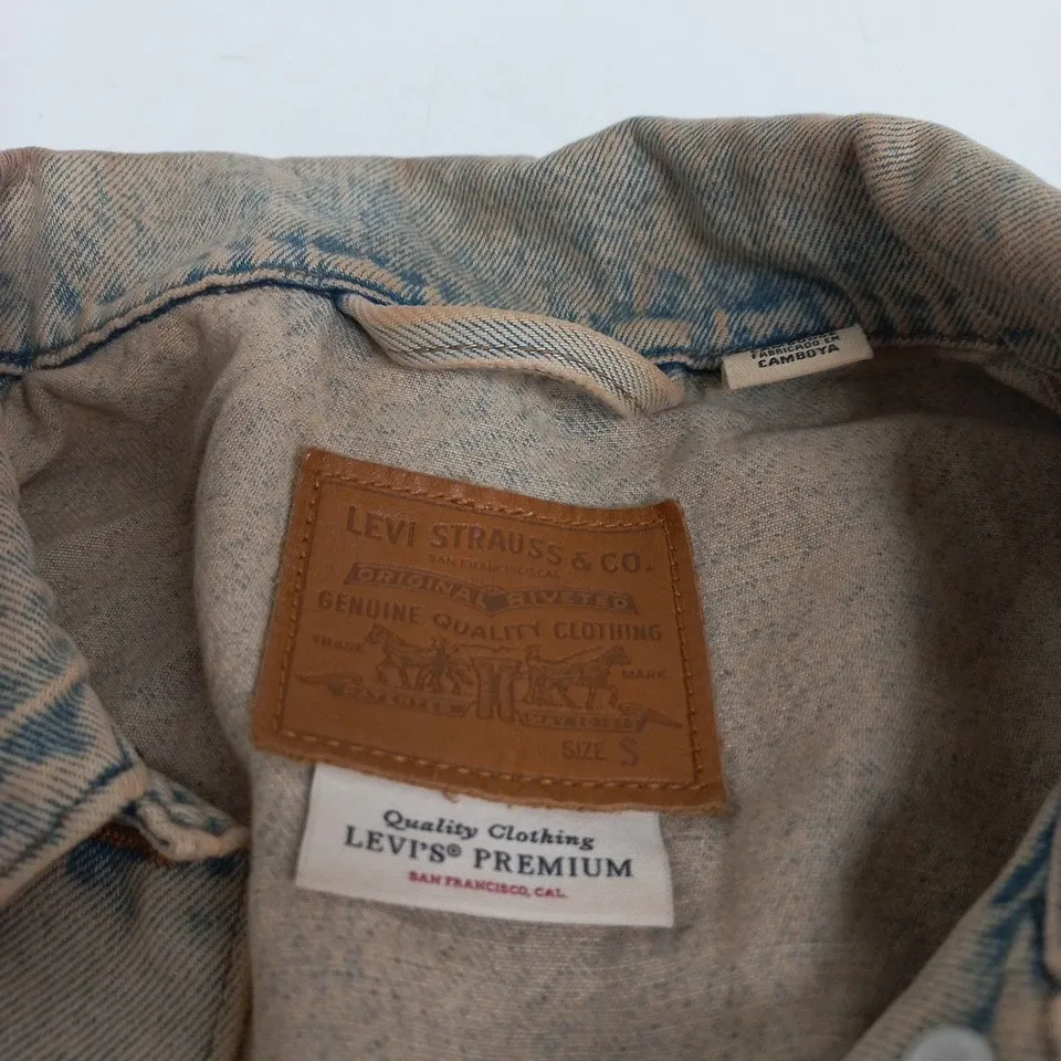 LEVI'S PREMIUM DENIM TRUCKER JACKET, UK SIZE SMALL (S) – LIGHT WASH