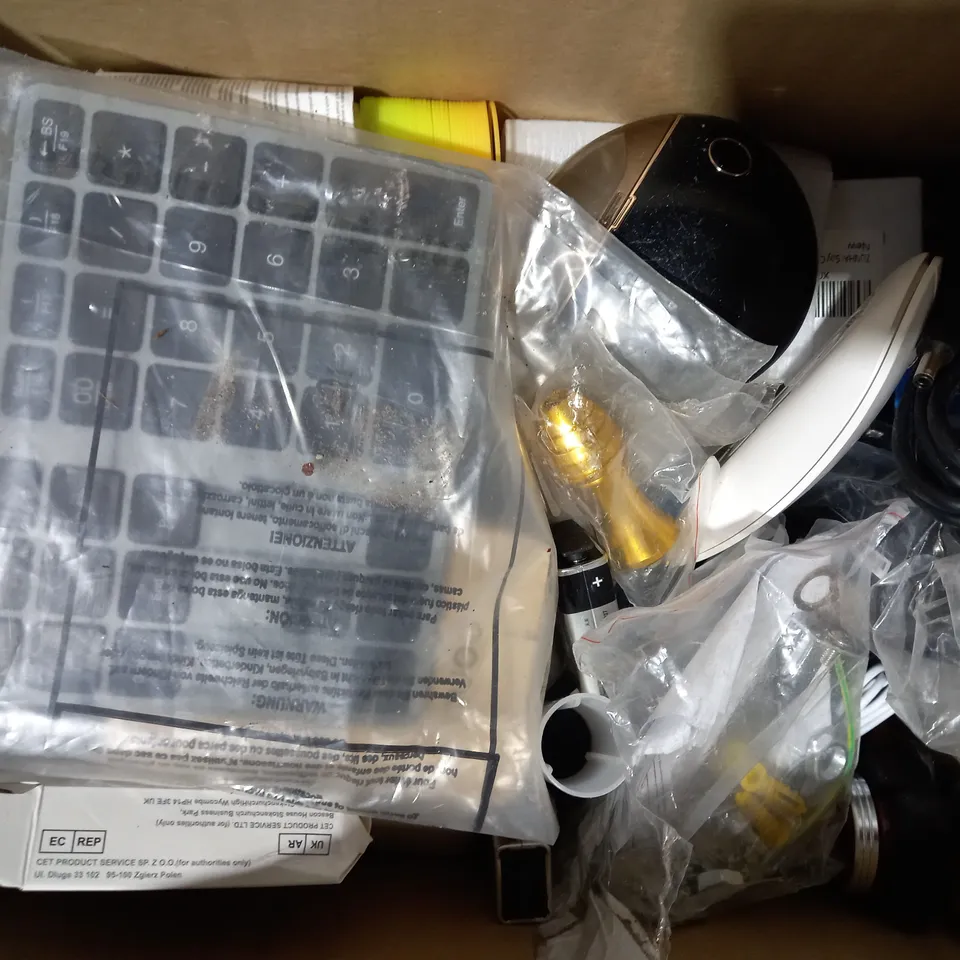 BOX OF APPROXIMATELY 10 ASSORTED HOUSEHOLD ITEMS TO INCLUDE WILLED LED NIGHT LIGHT, ONVIS, I7S-MINI EARPHONES, ETC