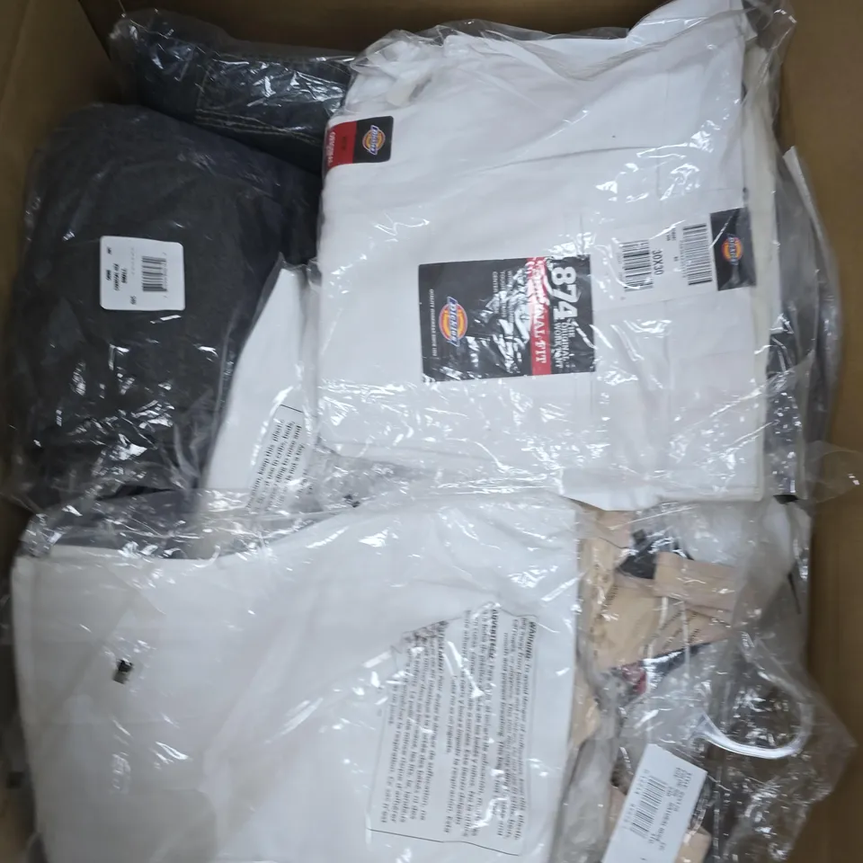 LARGE BOX OF APPROX 30 ASSORTED CLOTHING ITEMS 