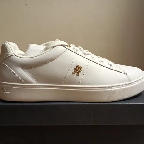 BOXED PAIR OF TOMMY HILFIGER ESSENTIAL ELEVATED COURT SNEAKER – WHITE, EU 39 (UK 6)