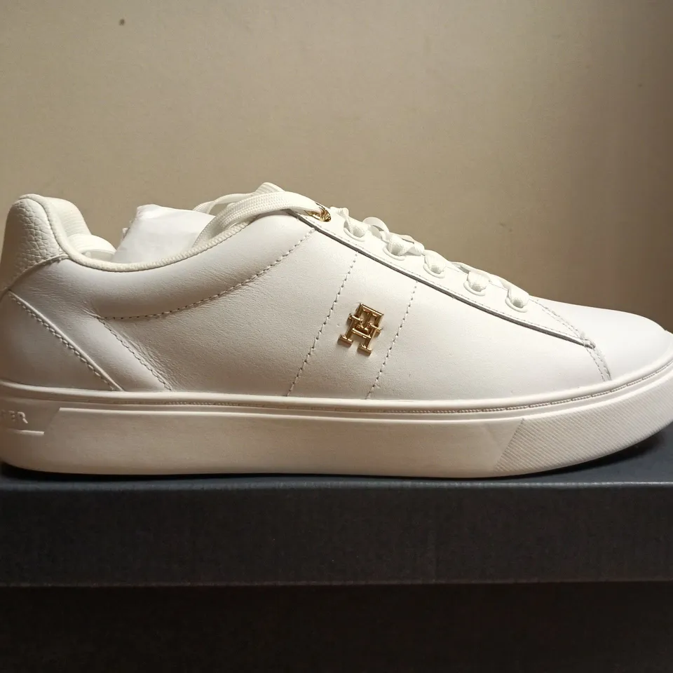 BOXED PAIR OF TOMMY HILFIGER ESSENTIAL ELEVATED COURT SNEAKER – WHITE, EU 39 (UK 6)