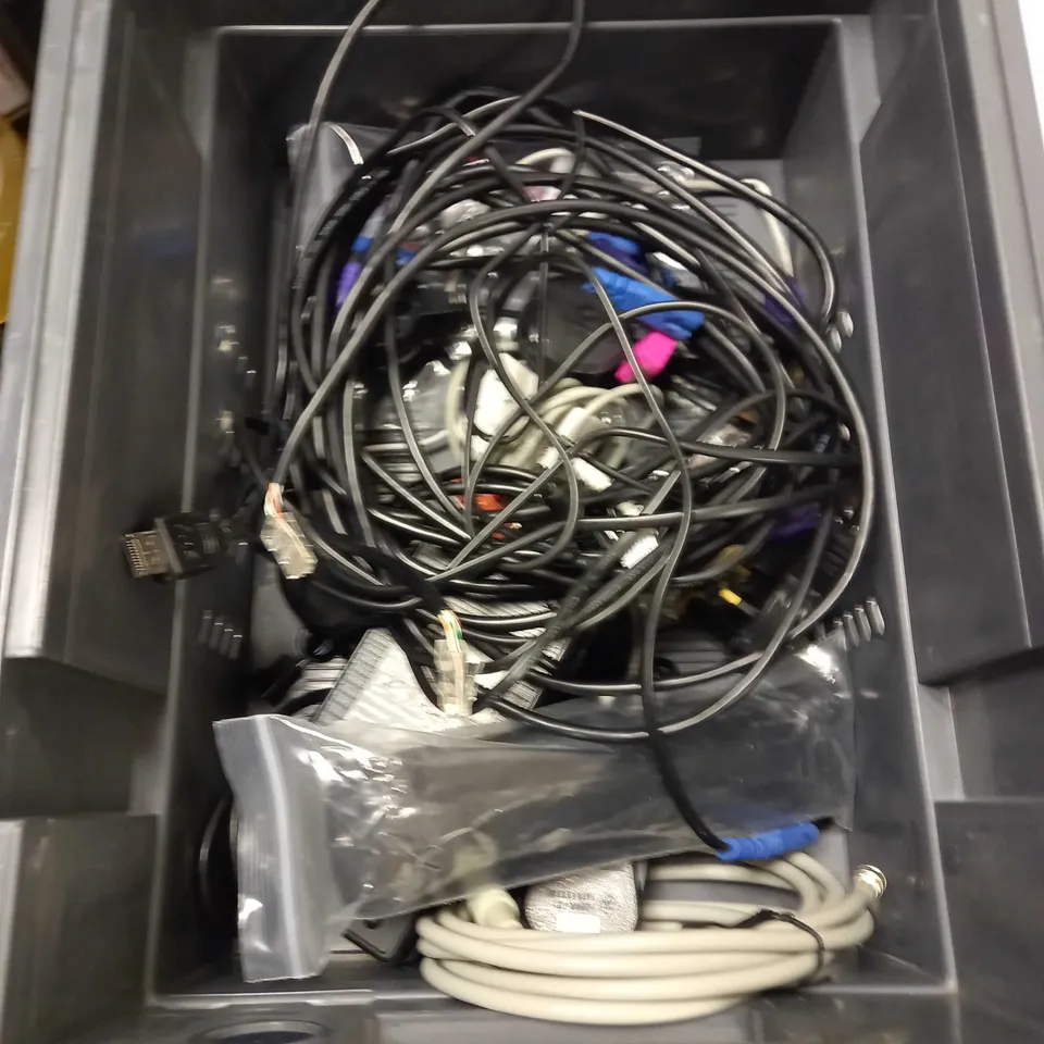 BOX TO CONTAIN APPROX. 12 X ASSORTED TECH PRODUCTS AND ACCESSORIES. INCLUDES CHARGING CABLES, REMOTE, MINI KEYBOARD ETC 