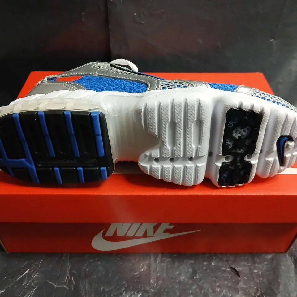 BOXED PAIR OF NIKE AIR ZOOM SPIRIDON CAGE 2 TRAINERS -  UK SIZE 7.5
