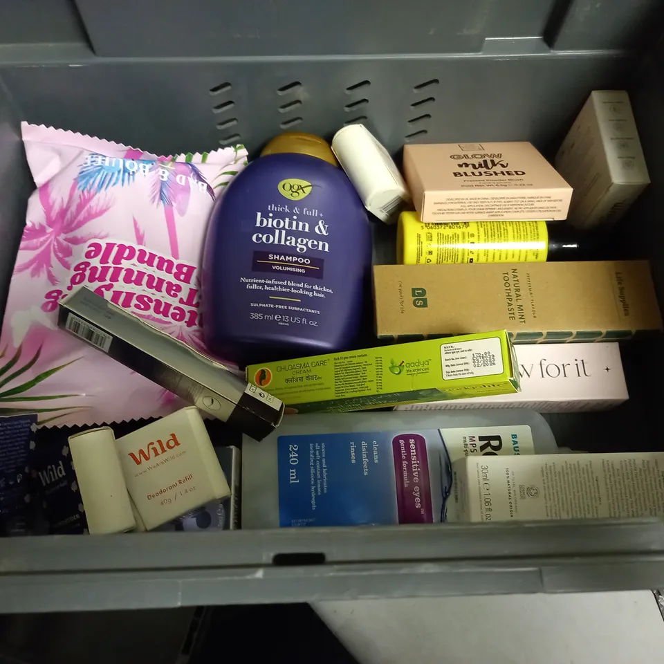 BOX OF APPROXIMATELY 20 COSMETIC ITEMS TO INCLUDE - COLEEN LIP PALETTE - MORPHE SETTING MIST - THE BODY SHOP LEMON HAND SANITISER - ETC 